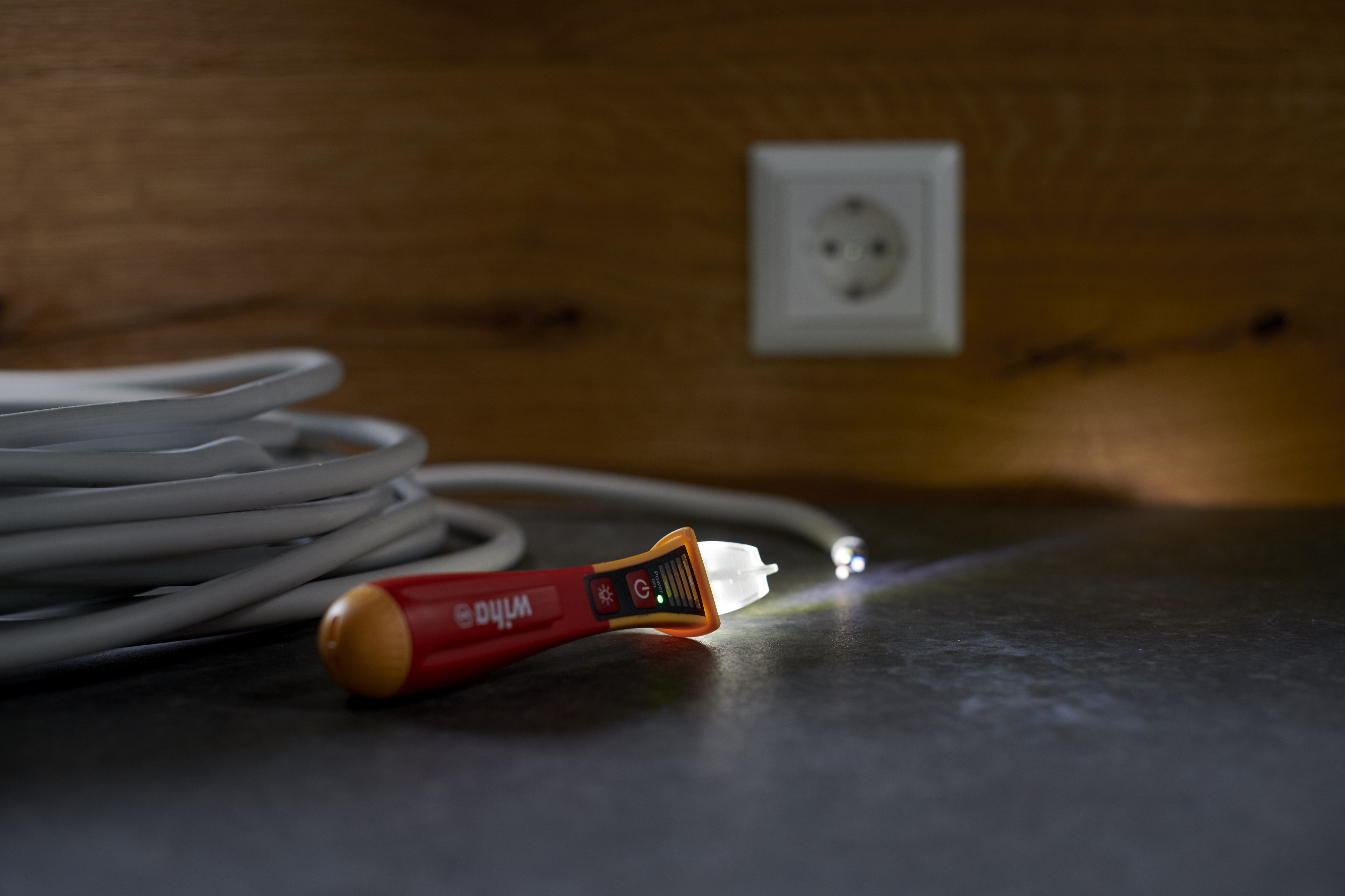 Wiha Spannungsprüfer Volt Detector berührungslos, einpolig, 12 – 1.000 V AC inkl. 2x AAA-Batterien (43797) Wiha Spannungsprüfer Volt Detector berührungslos, einpolig, 12 – 1.000 V AC inkl. 2x AAA-Batterien (43797)