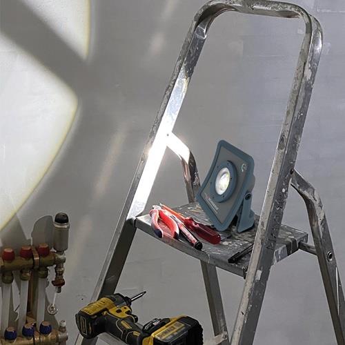 SCANGRIP Akku-Arbeitsleuchte NOVA R 14 W 2000 / 200 lm 3200 mAh 7,2V IP67 SCANGRIP