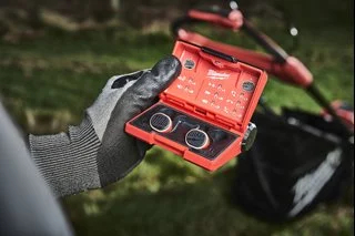 MILWAUKEE USB Bluetooth Gehörschutz inkl. L4B3 RED LITHIUM Akku u. Ladekabel L4RLEPB-301