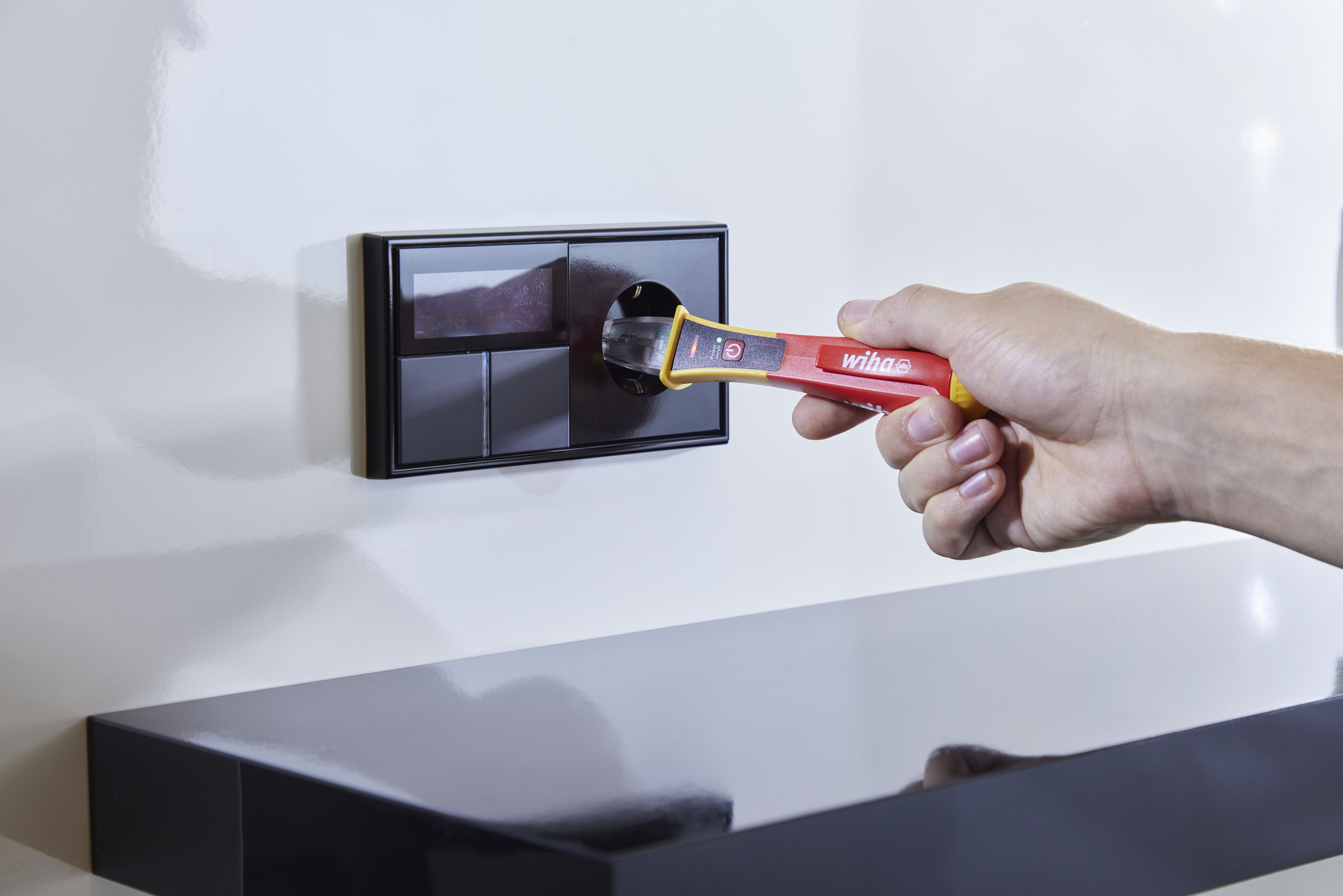 Wiha Spannungsprüfer Volt Detector berührungslos, einpolig, 90 – 1.000 V AC inkl. 2x AAA-Batterien (43798) Wiha Spannungsprüfer Volt Detector berührungslos, einpolig, 90 – 1.000 V AC inkl. 2x AAA-Batterien (43798)