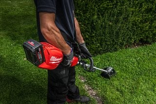 MILWAUKEE M18 FUEL™ Akku-Basiseinheit mit Rasentrimmer-Aufsatz M18FOPHLTKIT2-0
