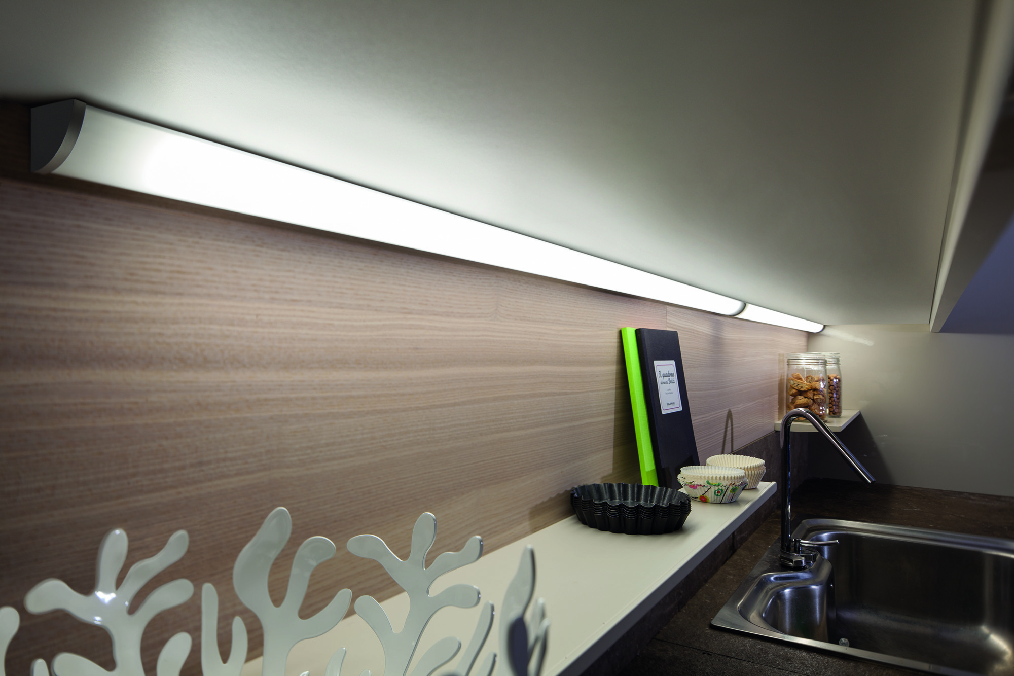 L&S Anbauleuchte Mini Corner Touch LED 12 V 4,9 W 450 mm NW 4000K L&S Anbauleuchte Mini Corner Touch LED 12 V 4,9 W 450 mm NW 4000K