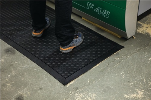 MILTEX Arbeitsplatzbodenbelag Fertigmatte L710xB780xS13mm schwarz Naturkautschuk