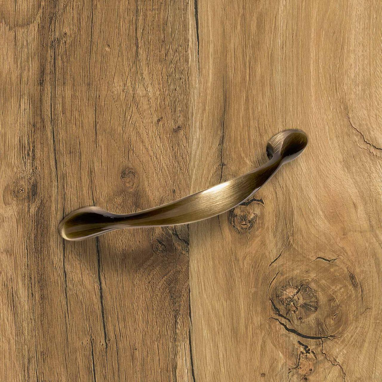 HETTICH Griff Haida, •–• 96, L 126 mm, B 13 mm, H 22 mm, Messing Optik antik gebürstet, 9113227 HETTICH Griff Haida, •–• 96, L 126 mm, B 13 mm, H 22 mm, Messing Optik antik gebürstet, 9113227