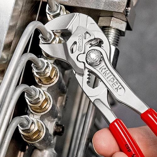 KNIPEX Zangenschlüssel L.125mm Spann-W.23mm verchr.Ku.-Überzug KNIPEX KNIPEX Zangenschlüssel L.125mm Spann-W.23mm verchr.Ku.-Überzug KNIPEX