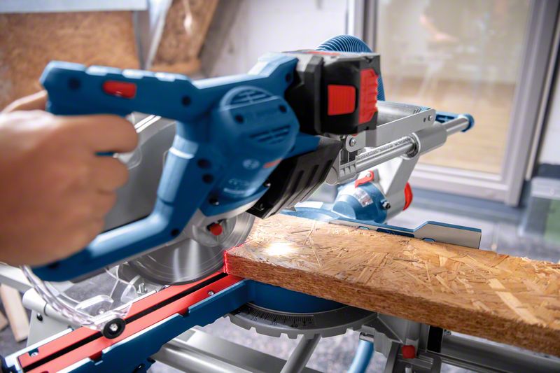 BOSCH Akku-Kapp- und Gehrungssäge BITURBO GCM 18V-216 D