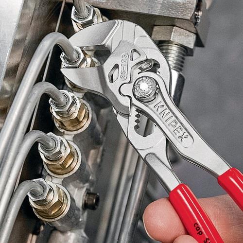 KNIPEX Zangenschlüssel L.125mm Spann-W.23mm verchr.Ku.-Überzug KNIPEX KNIPEX Zangenschlüssel L.125mm Spann-W.23mm verchr.Ku.-Überzug KNIPEX