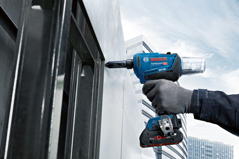 BOSCH Akku-Nietpistole GRG 18V-16 C: 2 Akkus ProCORE18V 4,0Ah, L-BOXX