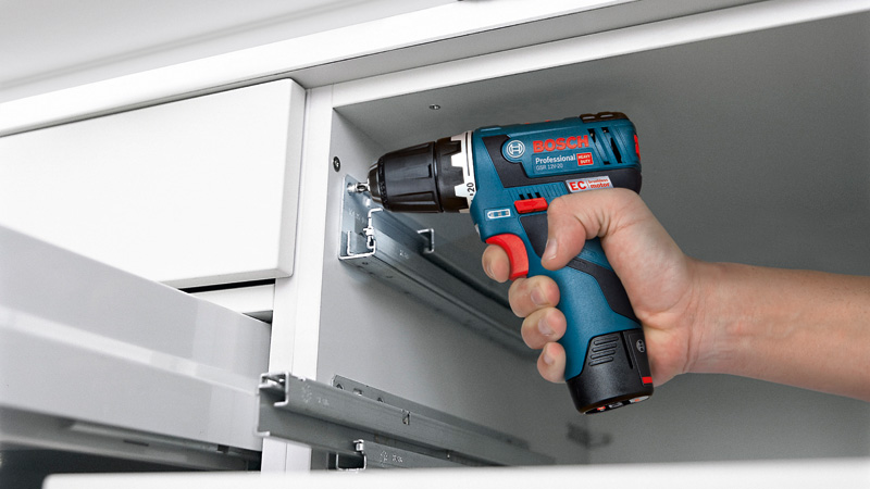 BOSCH Akku Starter-Set: 1 x GBA 12 Volt, 2.0 Ah, 1 x GBA 12 Volt, 4.0 Ah, GAL 12V-40