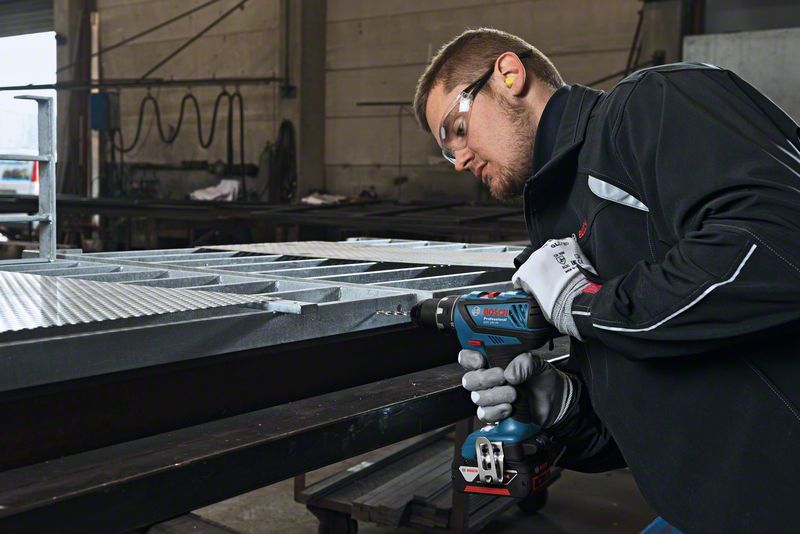 BOSCH Akku-Bohrschrauber GSR 18V-28, 2 x Akkus GBA 18V, Schnellladegerät GAL 18V-40 BOSCH Akku-Bohrschrauber GSR 18V-28, 2 x Akkus GBA 18V, Schnellladegerät GAL 18V-40
