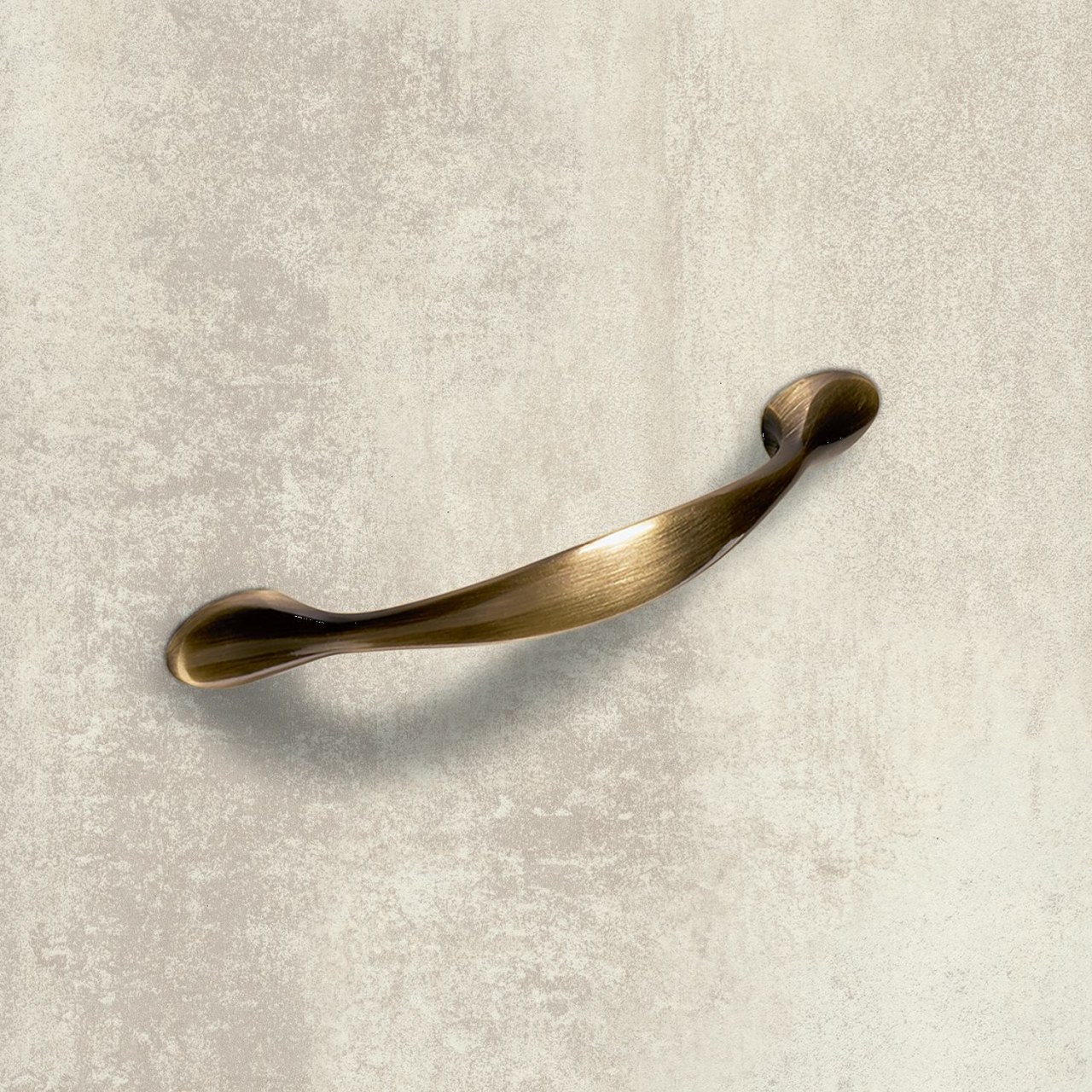 HETTICH Griff Haida, •–• 96, L 126 mm, B 13 mm, H 22 mm, Messing Optik antik gebürstet, 9113227 HETTICH Griff Haida, •–• 96, L 126 mm, B 13 mm, H 22 mm, Messing Optik antik gebürstet, 9113227