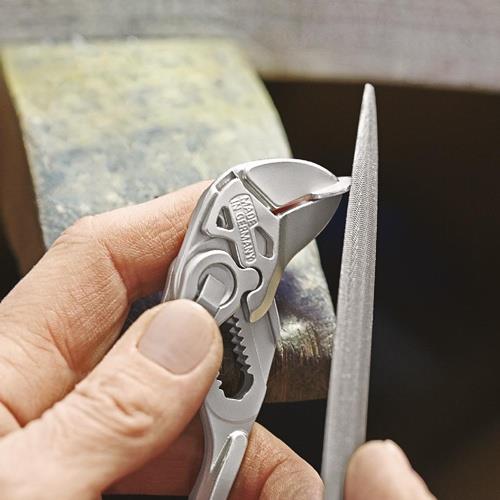 KNIPEX Zangenschlüssel L.125mm Spann-W.23mm verchr.Ku.-Überzug KNIPEX KNIPEX Zangenschlüssel L.125mm Spann-W.23mm verchr.Ku.-Überzug KNIPEX