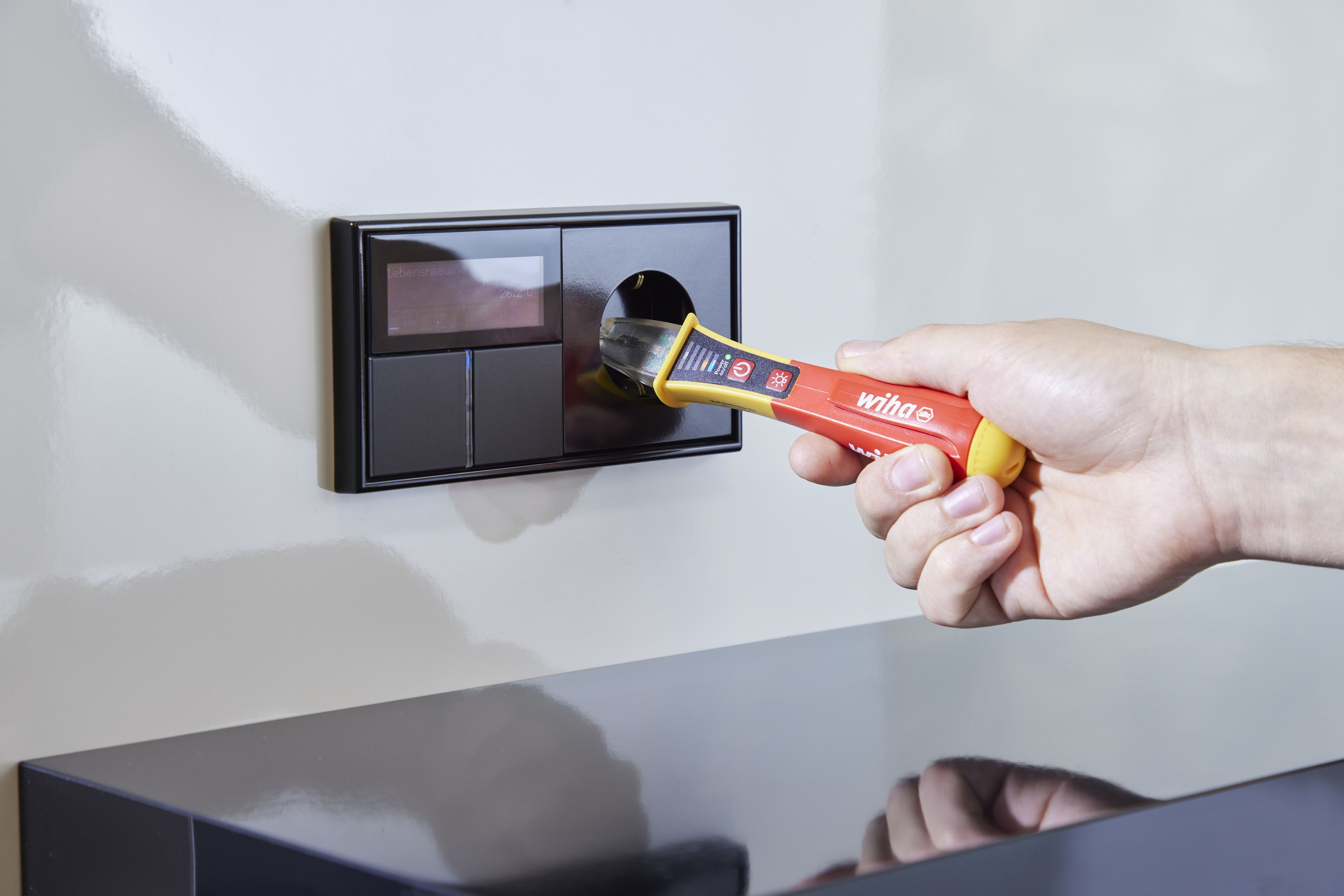 Wiha Spannungsprüfer Volt Detector berührungslos, einpolig, 12 – 1.000 V AC inkl. 2x AAA-Batterien (43797) Wiha Spannungsprüfer Volt Detector berührungslos, einpolig, 12 – 1.000 V AC inkl. 2x AAA-Batterien (43797)