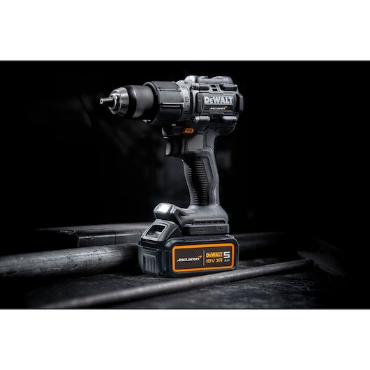 DEWALT x McLaren F1 Team 18V XR Akku-Schlagbohrschrauber - 2 x 5Ah